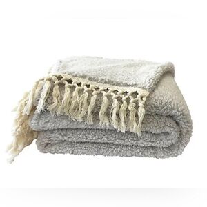 💙 Faux Fur Frosted Sherpa Throw
